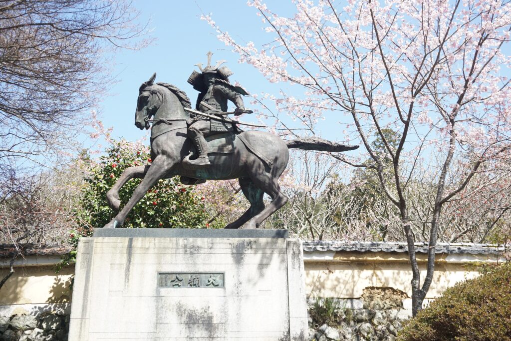 Equestrian statue of Kusunoki Masashige at the entrance to Kanshin-ji in Kawachinagano, Osaka Prefecture.