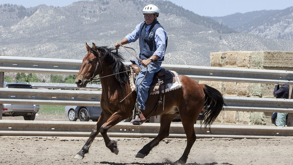 A hand ranch riding the horse