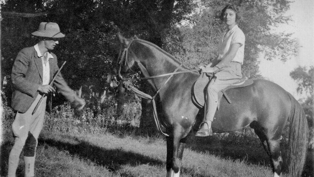 a man train the horse in the field