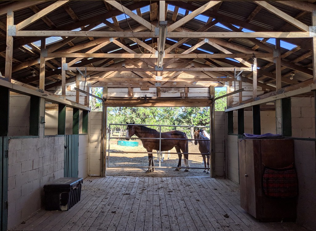 Horse stable in Helotes