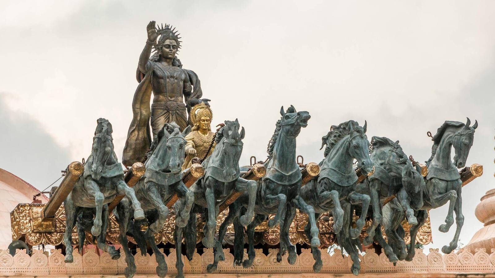 Majestic bronze monument of a warrior chariot drawn by horses in Solan, India.