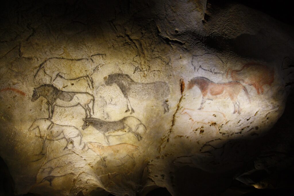 Paintings of horses (and bison at top right) at Ekainberri, fac-simile of the {{:en:Ekain cave|Ekain cave}}. Spanish Basque Country.