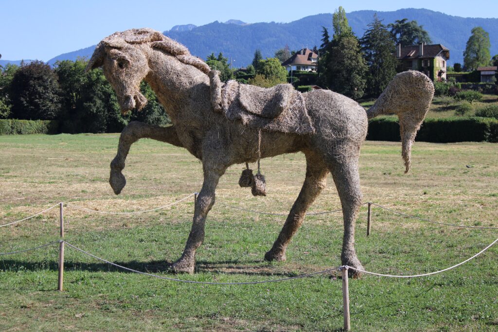 A hay sculpture representing Marengo (Napoleon's horse), installed along Avenue de Ripaille