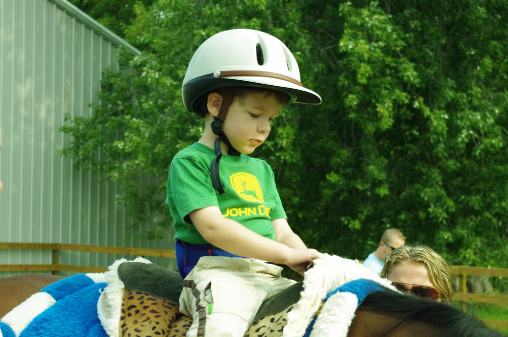 Kid does his hippotherapy