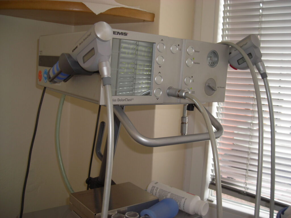 Device for extracorporeal shock wave therapy