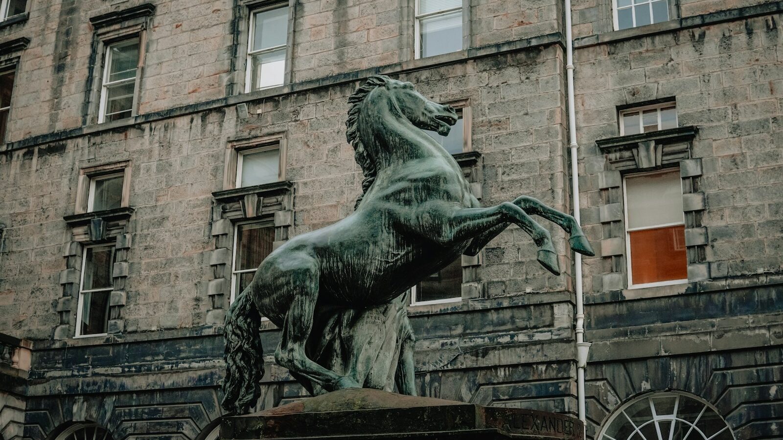 a statue of a horse in front of a building