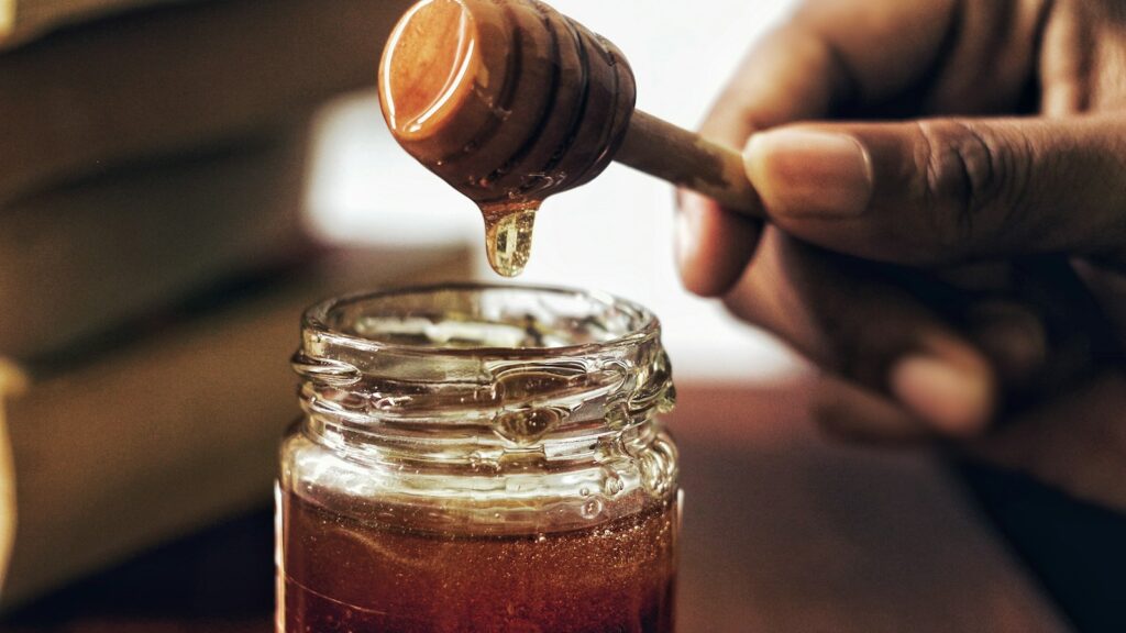 honey jar with honey comb