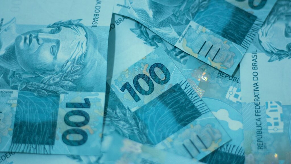 a pile of ten hundred dollar bills sitting on top of each other